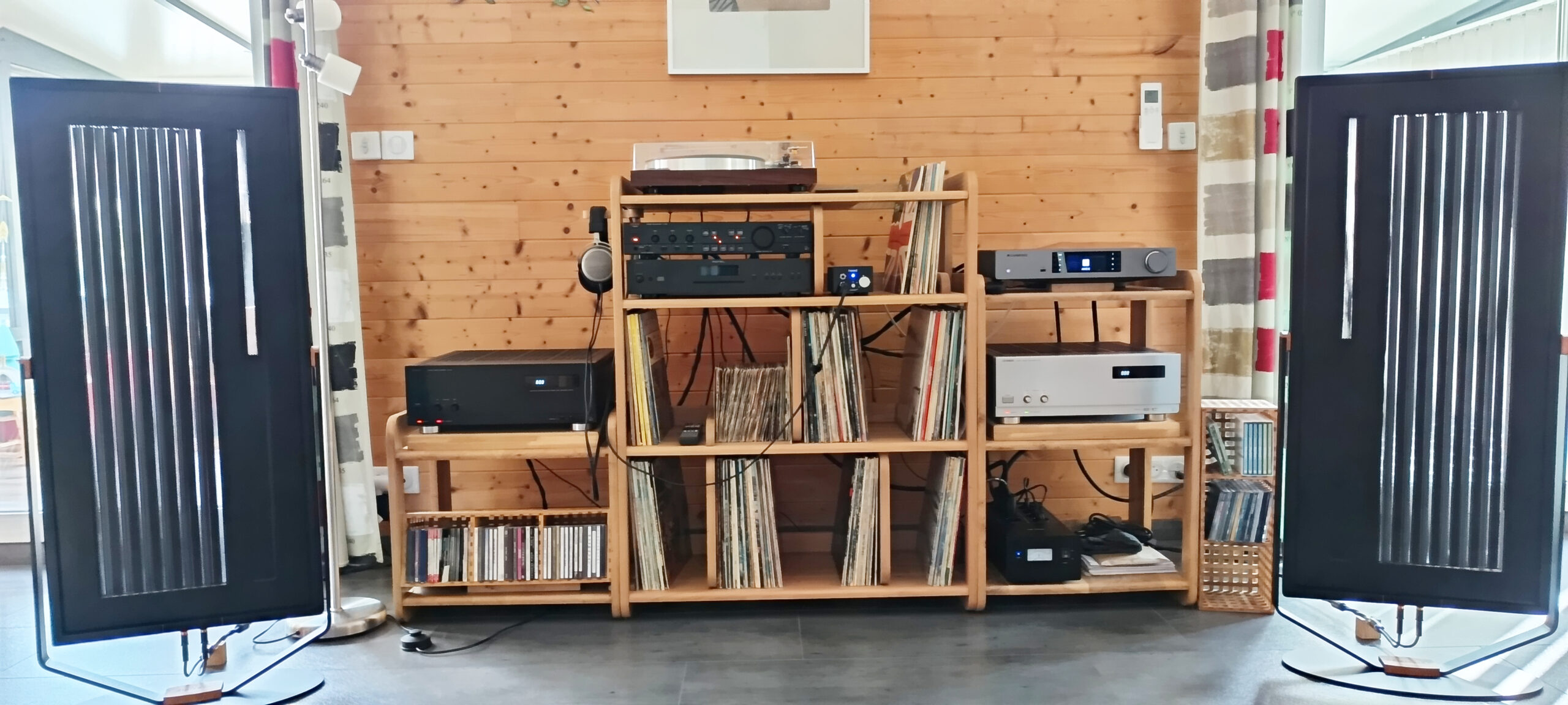Streamer Cambridge CXNV2 avec RJ45 Eleganza Legato, Lecteur CD Rotel CD12, Platine Luxman PD 264,Pré-ampli Luxman C03 Deux Ampli Luxman M03 travaillant en Mono, Enceinte Diptyque DP 107, Conditionneur secteur Taga Harmony PC 5000, Pré-ampli casque Heed Canlot III, Casque Beyerdynamic T1, Liaison modulation Cambridge modulation Presenza Legato, Liaison CD Pré-ampli câble de modulation électronique Finezza Legato, Câble Hp Equilibrio Legato
